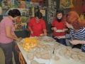 Pani učiteľky pripravujú zdravú slovenskú pochúťku pre návštevníkov